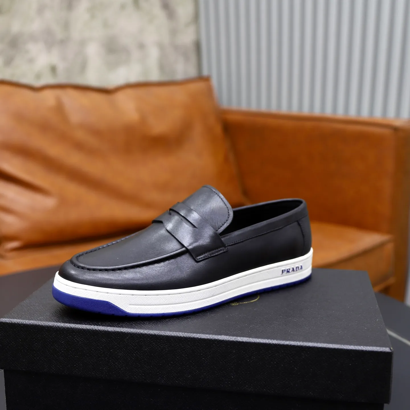 Factory price: 💰640 Prada classic men’s lace-up casual shoes | Imported cowhide upper | Upper stitching layered design, light and breathable | Soft and comfortable | Decorated with PRADA letters on the side | Distinctive sports style, showing the brand style | Lightweight concave and convex pattern rubber soles | Matched with cowhide foot pad lining | Excellent foot feel, fashionable and elegant | Size: 38-44 (45 customized)
